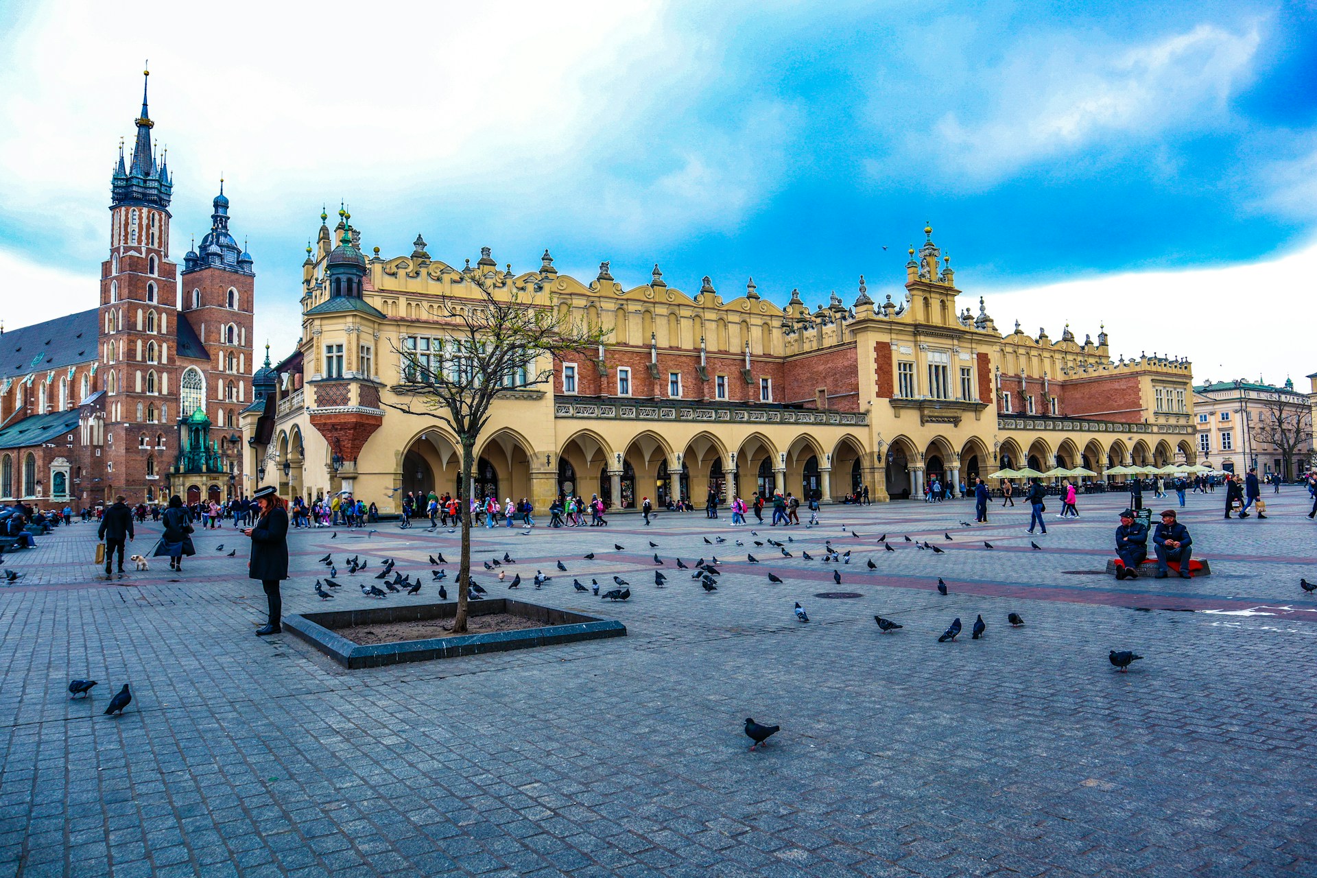 Kraków jako przykład wyborów lokalnych w epoce AI Rynek Główny w Krakowie z Sukiennicami i kościołem Mariackim
